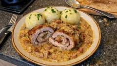 Vepřové závitky s hořčicovo-slaninovou omáčkou: poctivý oběd jako od babičky