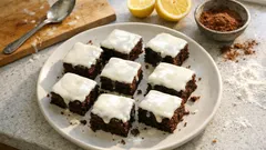 Kefírová buchta s kakaem a citronovou polevou: vláčná i druhý den, na plech