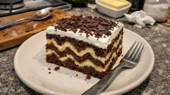 Čokoládová CIK CAK buchta na plech: jednoduchý vzor z pudinku a smetanová vrstva