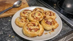 Slané šneky z listového těsta se slaninou a sýrem – rychlé pohoštění z pár surovin