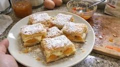 Pudinkové řezy s meruňkami z listového těsta: rychlý dezert na plech