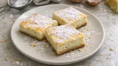 Babiččin tvarohový koláč na plech: vysoká náplň, jemné těsto a citronová vůně