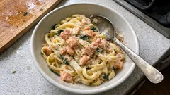 Krémové těstoviny s lososem: rychlá večeře, která chutná jako z restaurace