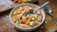 Studený těstovinový salát s kuřecím: sytý, svěží a skvělý i do krabičky