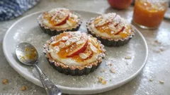 Jablečné košíčky s jogurtem: vláčné těsto, mandle a meruňkový džem navrch