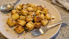 Krčmařské brambory z trouby: křupavé kostky s česnekem a rozmarýnem