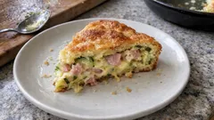 Cuketový slaný koláč se šunkou a sýrem: jednoduchá večeře, která chutná i studená