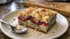 Švestkový koláč s mákem a drobenkou na plech: vláčný díky jogurtu a krásně křupavý navrch