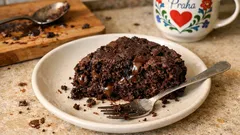 Batátový čokoládový koláč bez cukru a mouky: vláčný dezert slazený datlemi