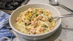 Krémové těstoviny s lososem za 20 minut: smetana, víno a citronová kůra
