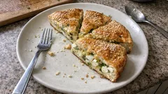 Slaný koláč se zakysanou smetanou a vejci: jednoduchá večeře, která zasytí