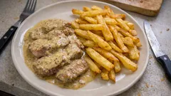 Šťavnaté vepřové v krémové hořčičné omáčce: poctivý recept s křupavými hranolky