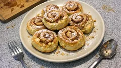 Skořicové šneky z cottage sýra: vláčné těsto bez kynutí hotové za chvíli