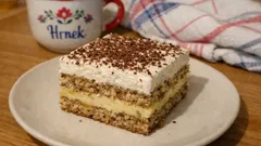 Ořechový hrnkový dort na plech: vláčný korpus, pudinkový krém a šlehačka