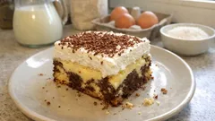 Macecha řezy na plech: mramorované těsto, vanilkový pudink a šlehačkový krém