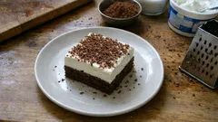 Řezy ze zakysané smetany na plech – kakaový piškot a krém, co drží tvar