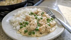 Šťavnaté kuřecí kousky ve smetaně s hráškem: rychlý oběd, který nezklame