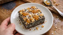 Maková buchta s hruškovými povidly a kokosem – vláčná, s křupavou drobenkou