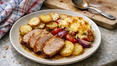 Vepřová pečeně z jednoho plechu: brambory, rajčata a sýrová krusta navrch