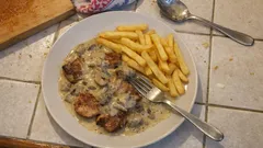 Vepřová krkovice na žampionech se smetanou: krémová omáčka z jedné pánve