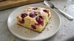 Nadýchaná třešňová bublanina na plech – rychlé těsto z pár surovin