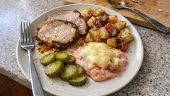 Zapečené vepřové s bramborami z jednoho pekáče: sytý oběd bez zbytečné práce