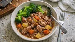 Vepřové ragú na kořenové zelenině: poctivé jídlo s brokolicí do rodinné pohody