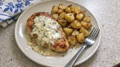 Šťavnatý kuřecí steak s parmazánovou omáčkou a opečenými bramborami