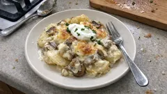 Zapékané brambory se žampiony a zakysanou smetanou: jednoduché, syté a krémové