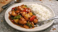 Pikantní kuřecí stir-fry ve sladkokyselé omáčce: hotové z jedné pánve i s rýží