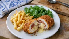 Kuřecí cordon bleu: křupavý obal, šťavnaté maso a sýr, který zůstane uvnitř