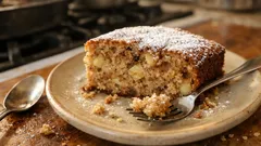 Rychlý jablečný koláč z litého těsta: vláčný a hotový bez zbytečné práce