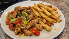 Kuřecí čína s domácími hranolky: šťavnaté maso díky solamylu, zelenina na skus