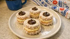 Kokosové mini dortíčky jako z cukrárny – křehké těsto a krém nad parou