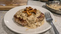 Vepřové plátky v liškové smetanové omáčce – voňavý víkendový oběd