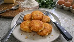 Křupavé sýrové medailonky z čedaru a balkánu: rychlá chuťovka na oslavu