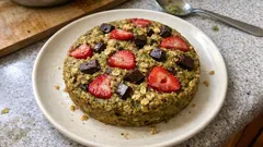 Bezlepkový jahodový matcha dort z vloček: vláčný, jednoduchý a bez mouky