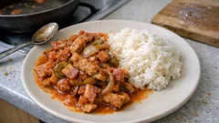 Vepřové nudličky s rýží: rychlý oběd z jedné pánve