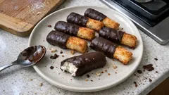 Kokosové „sirky“ máčené v čokoládě: rychlé vánoční cukroví bez pečení