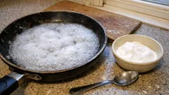 Jak vyčistit připálenou pánev bez drhnutí: ocet, voda a jedlá soda