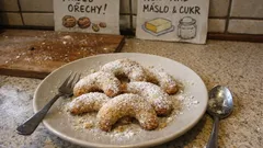 Domácí ořechové rohlíčky z křehkého těsta: osvědčený recept ke kávě