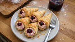 Křupavé kornoutky z listového těsta s tvarohovo-višňovým krémem – hotové za chvilku