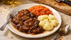 Hovězí kližka dušená v troubě: měkké maso, mrkev na másle a brambory