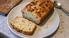 Domácí cibulový chlebík se smaženou cibulkou: vláčný uvnitř, křupavý navrch