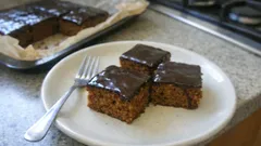 Bleskový hrnkový perník na plech: vláčný díky marmeládě a s čokoládovou polevou