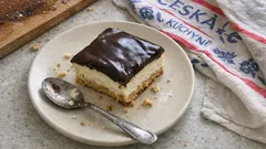 Smetanový dezert s tvarohem a čokoládou: jednoduché řezy na plech ke kávě