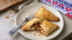 Jablečné kapsičky z listového těsta: rychlý dezert, který krásně křupe