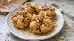 Zmuchlanci z listového těsta s jablky: rychlý dezert ke kávě za 20 minut