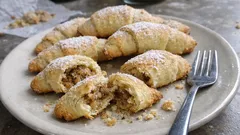 Křehké ořechové rohlíčky ze zakysané smetany – náplň nevyteče a drží tvar