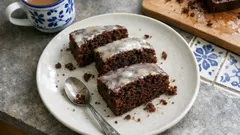 Kefírová vláčná buchta s citronovou polevou, která zůstane měkká i druhý den